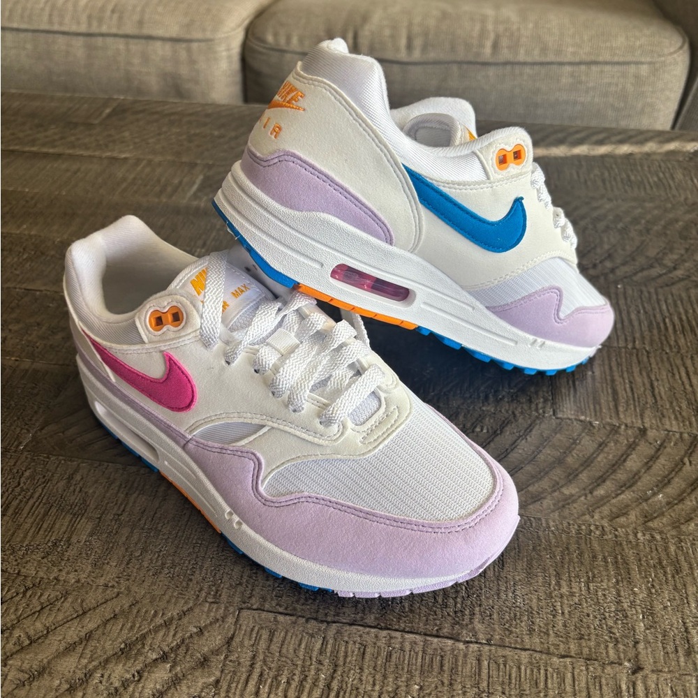 Women’s Nike Air Max, 7.5.
Worn once!